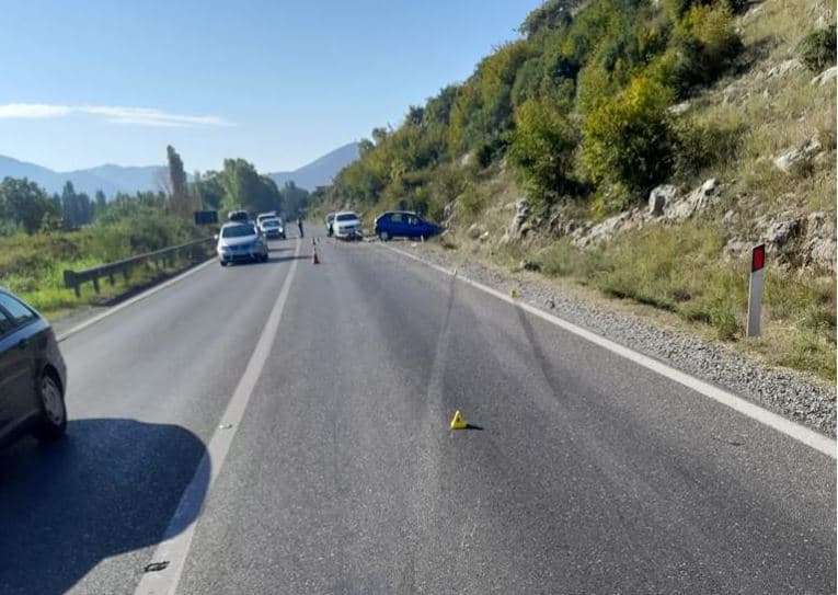 Makina përplaset me motorin në Lezhë-Shkodër, një person në gjendje të rëndë