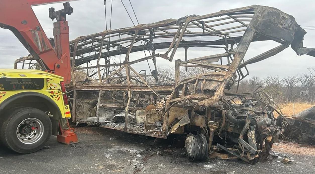 Autobusi shpërthen në flakë pasi aksidentohet, humbin jetën 20 persona në Afrikën e Jugut
