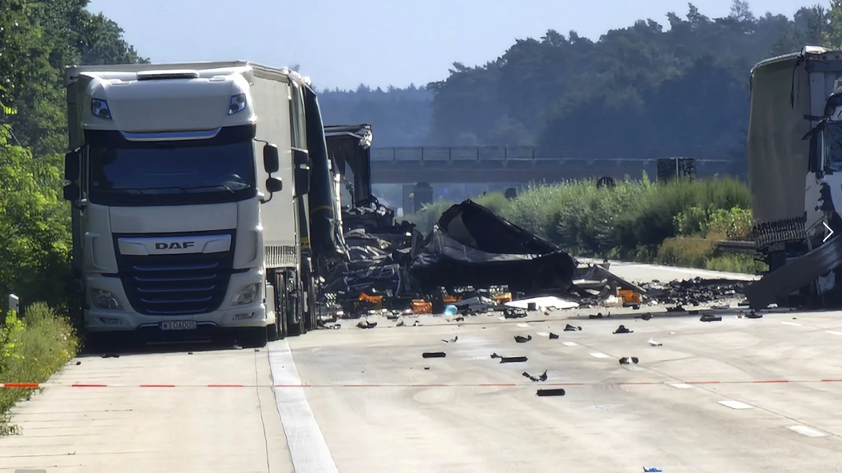 Përplasen dy kamionë në Elbasan, plagoset një person