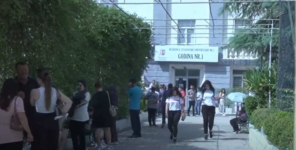 Mbi 6 orë në radhë për konviktin/ Studentët e Mjekësisë, akuza autoriteteve për favorizime (VIDEO)