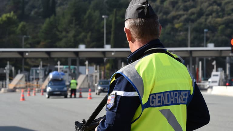 Emigrantët, Franca çon trupa në kufirin me Italinë