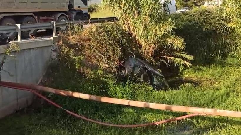 Makina del nga rruga dhe përfundon në kanal, vdes rrugës për në spital 32-vjeçarja