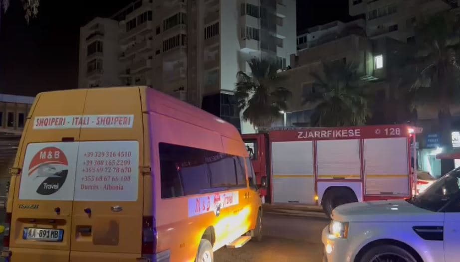 Zjarr në katin e 10 të një pallati në Durrës