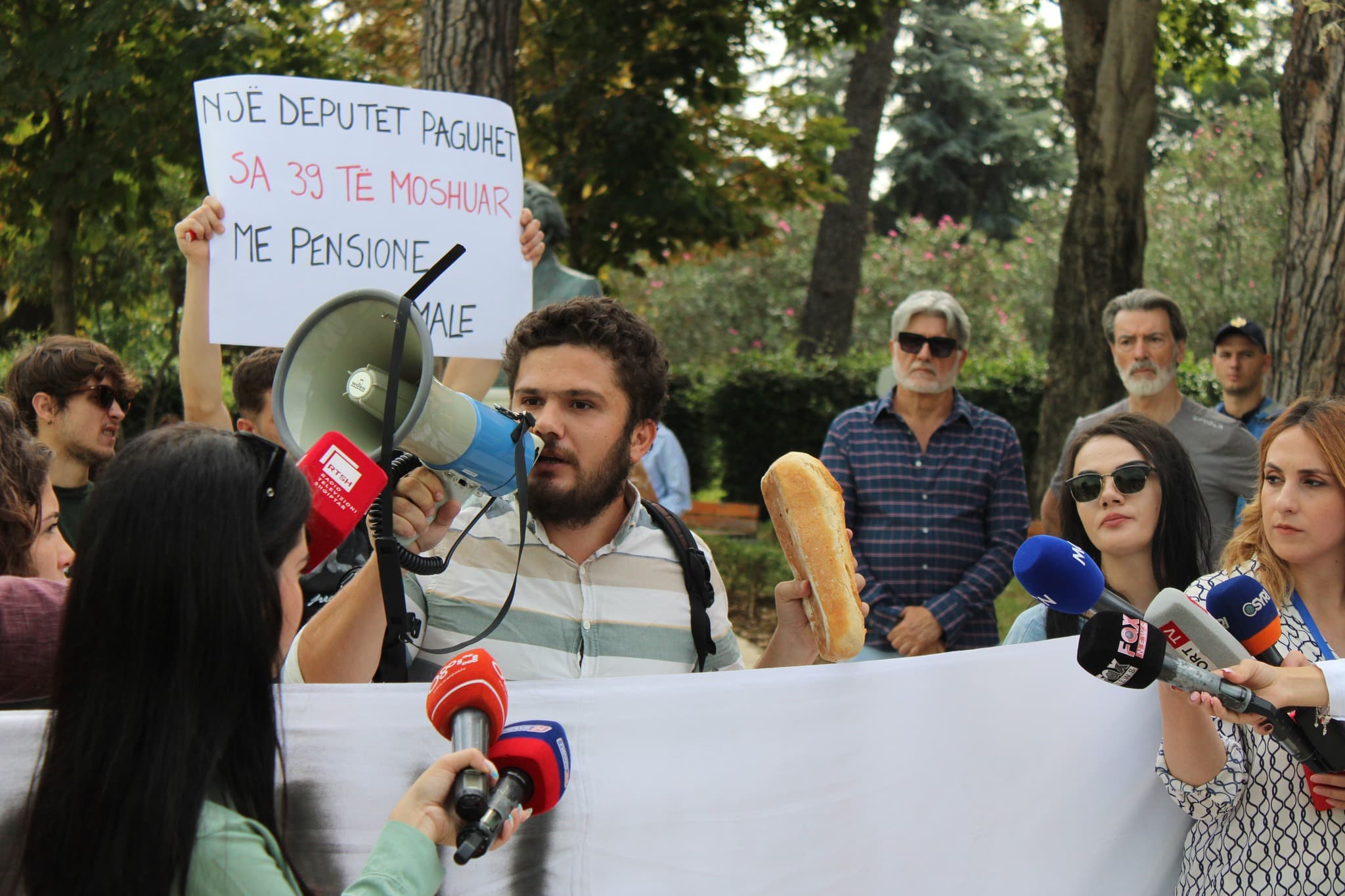Lëvizja Bashkë proteston para Kuvendit për vendosjen e minimumit jetik/ Leka: Situata ekonomike, skandaloze!