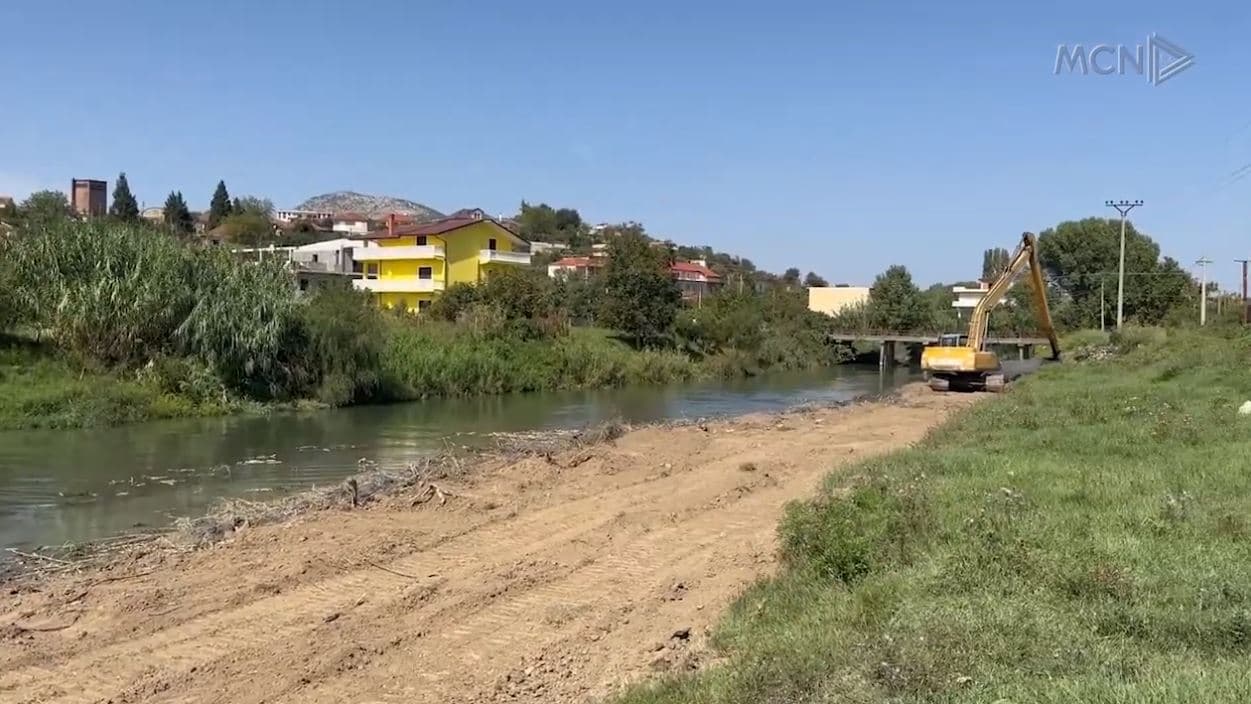 Rreziku nga përmbytjet gjatë dimrit. Lezhë, ndërhyrje tek kolektorët kullues në zonat problematike