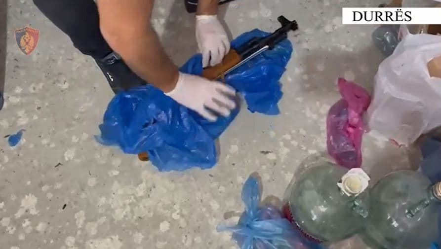 Kishte fshehur një arsenal armësh dhe municionesh, arrestohet në flagrancë 70-vjeçari