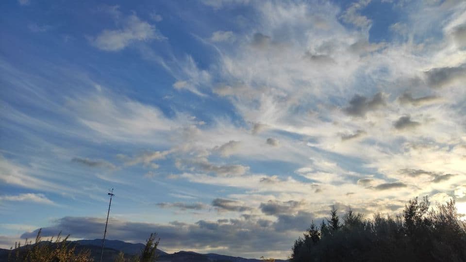 Moti sot/ I kthjellët paradite, vranësirat në mesditë