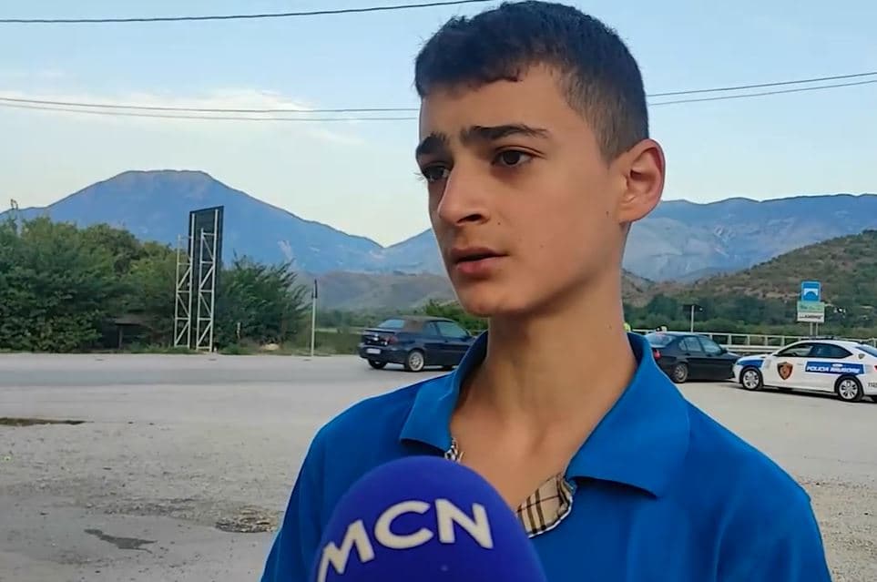 Nxënësit përballen me rrezikun/ Gjirokastër, në rrugën kryesore mungon mbikalimi (VIDEO)