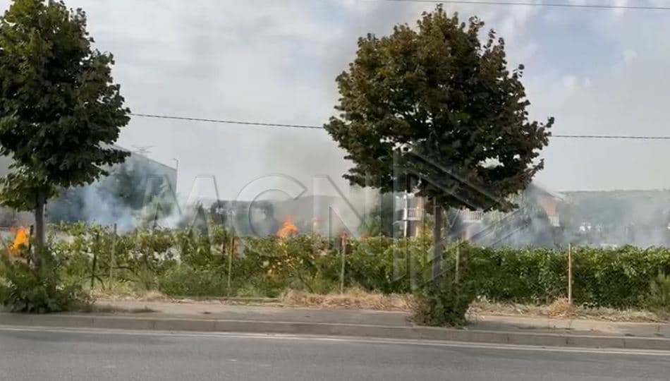 Zjarr në hyrje të qytetit të Lezhës, flakët rrezikojnë një fabrikë këpucësh