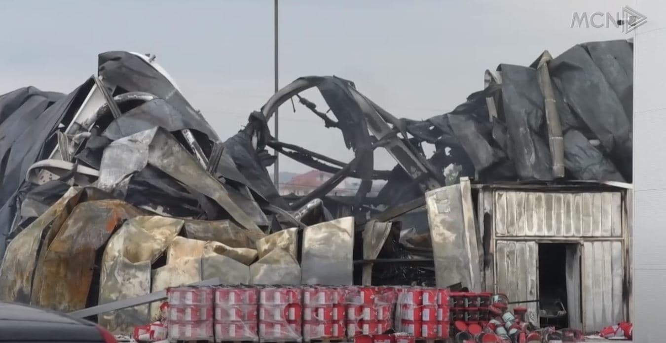 Digjet fabrika e bojërave në Maminas/ Zjarrfikëset ende në vendngjarje, kujdes nga riaktivizimi (VIDEO)
