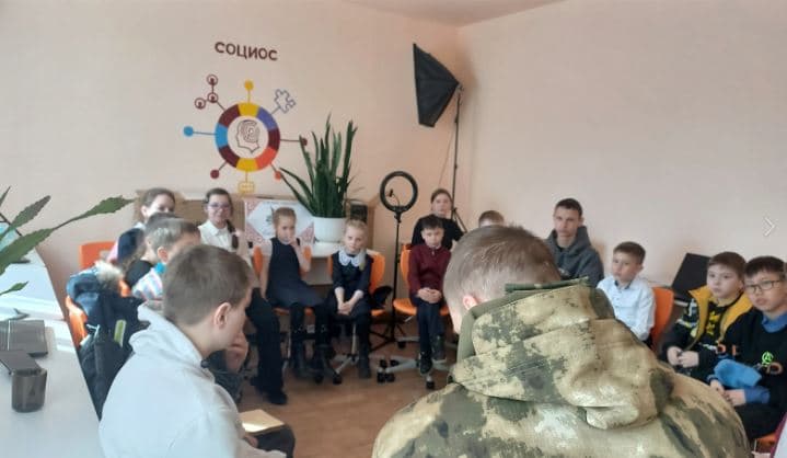Si po futet ideologjia pro luftës në rininë ruse
