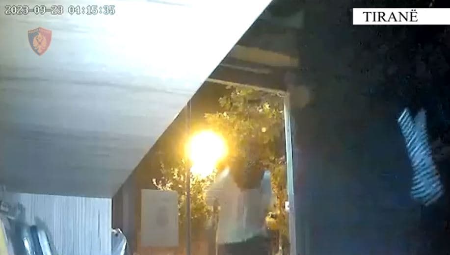 Vjedhin dy dyqane në Tiranë, dy të rinj kapen të armatosur/ Përplasen me makinë