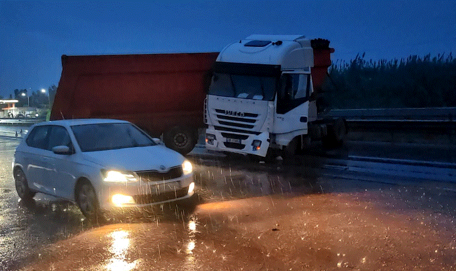 Kamioni përplaset me trafikndarësen, shmangu përplasjen me furgonin