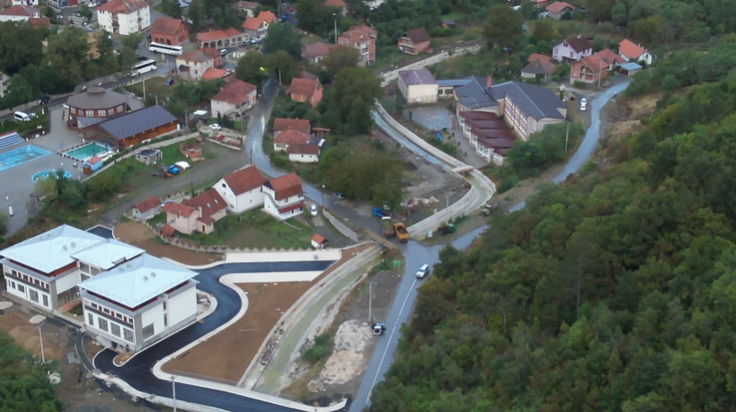 Manastiri i Banjskës nën kontrollin e policisë së Kosovës. Dy vendkalimet kufitare me Serbinë ende të mbyllura