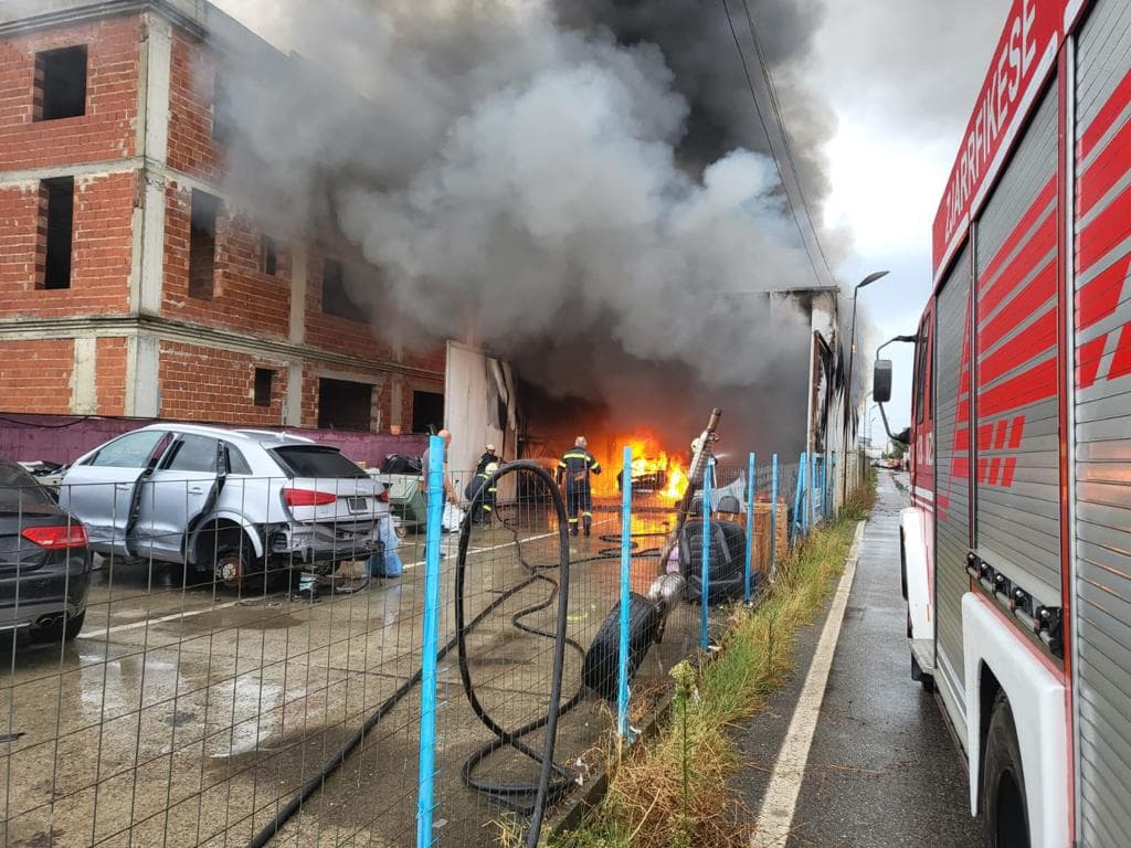 Zjarr në një servis makinash në Durrës