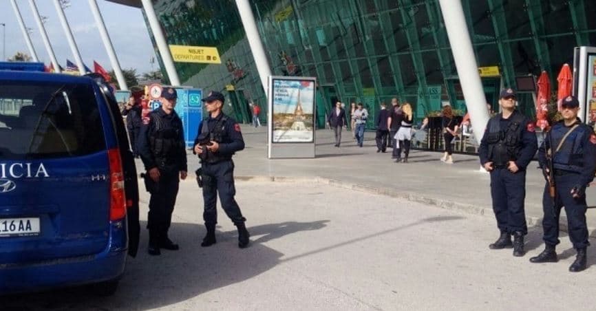 Korrupsion, shpërdorim detyre dhe ndërhyrje në të dhënat kompjuterike, arrestohet oficerja e policisë në Rinas