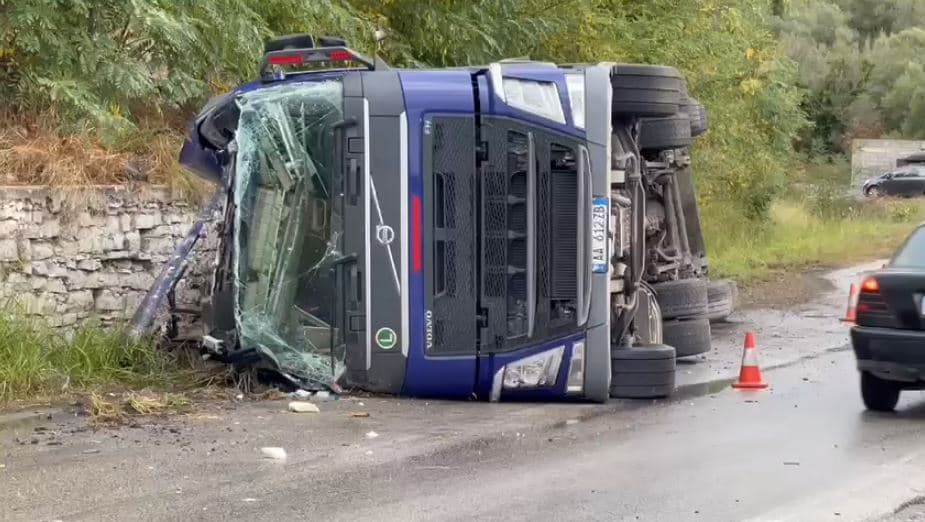 Autoboti del nga rruga në Fier-Levan 
