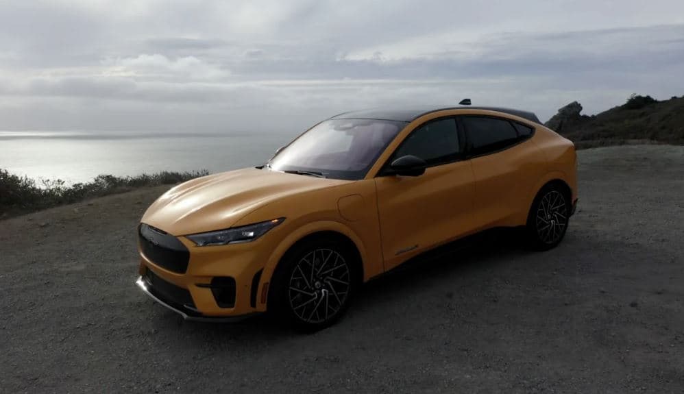 Ford pezullon ndërtimin e fabrikës në Michigan