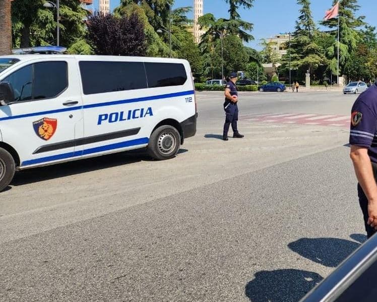 I mori para të riut duke i premtuar se do e bënte pjesë të skuadrës së futbollit, arrestohet ish-trajneri 