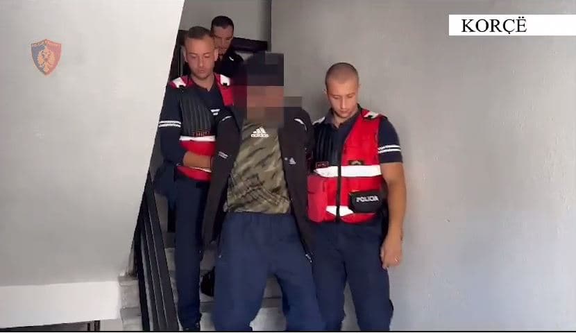 I vuri flakën një makine në Korçë, arrestohet autori i dyshuar