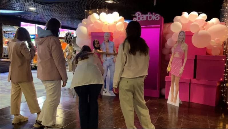 Rusët në radhë për të parë filmin e Barbie pavarësisht sanksioneve