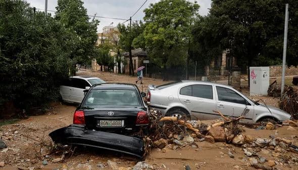 Greqia përfshihet sërish nga stuhitë, përmbyten rrugët dhe shtëpitë