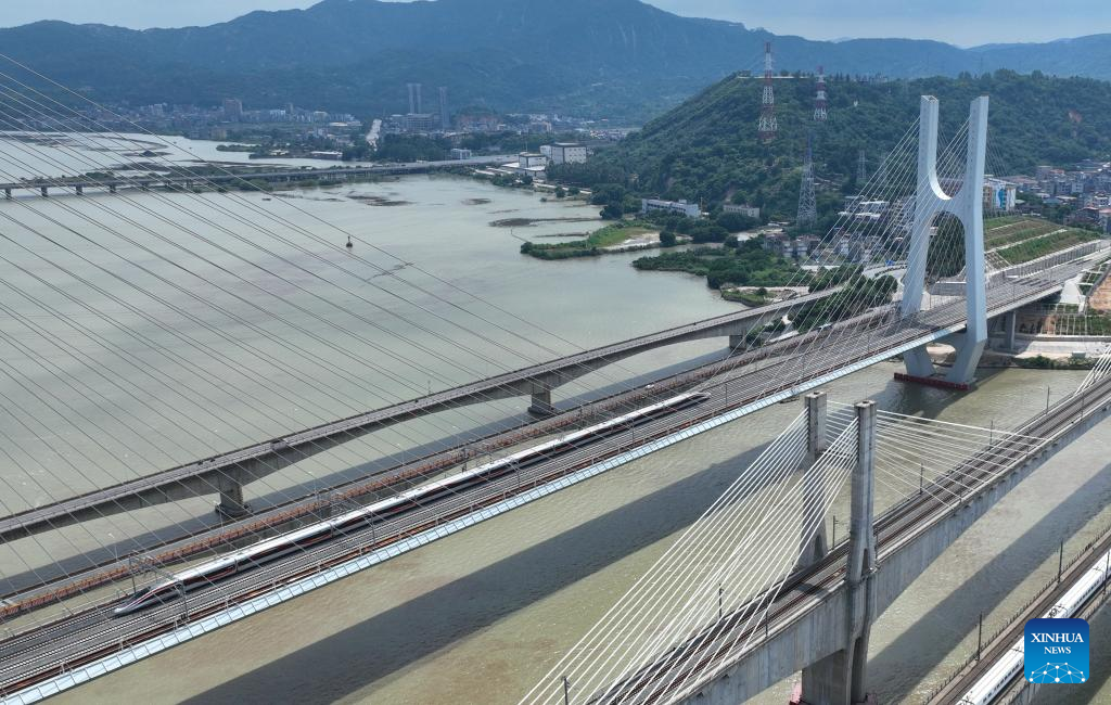 Inaugurohet në Kinë ura mbi det ku trenat do të udhëtojnë me 350 km/h