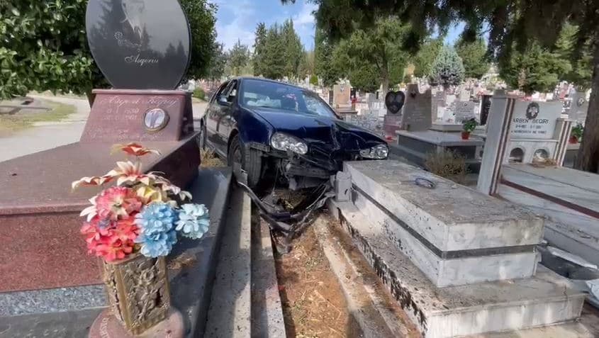   Makina përplaset me varrezat e qytetit në Fier