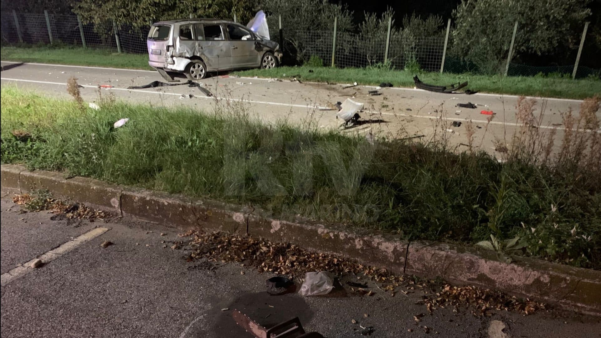 Del nga rruga makina në Vlorë, plagoset pasagjerja