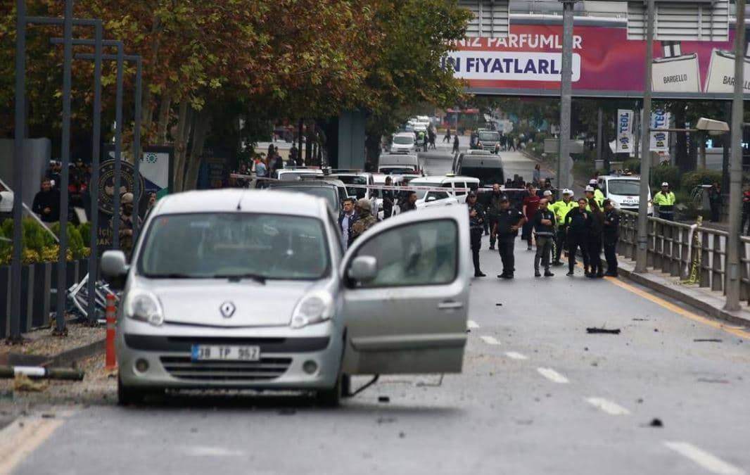 ‘Sulm terrorist’ pranë parlamentit të Turqisë, plagosen dy efektivë