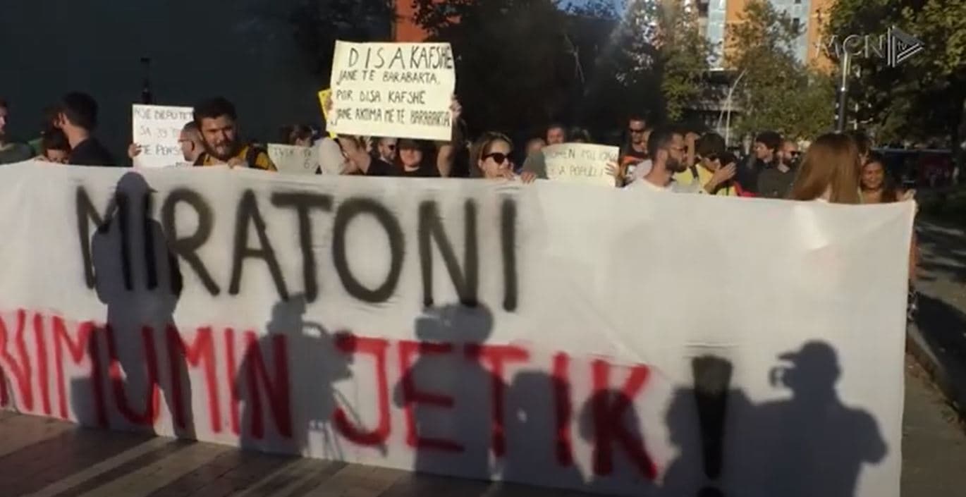 Në protestë për minimumin jetik/ Lëvizja Bashkë kërkon miratimin nga deputetët (VIDEO)