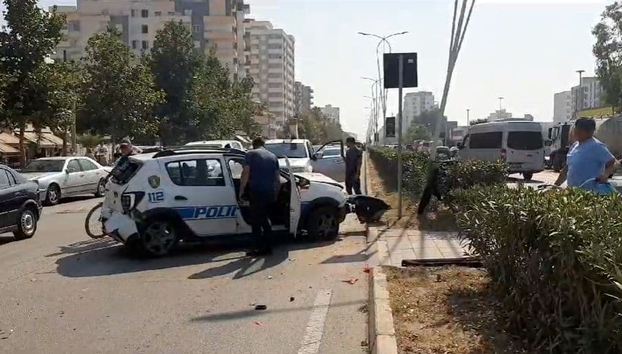Automjeti i policisë përplaset me Range Rover-in, dy të plagosur transportohen drejt spitalit  