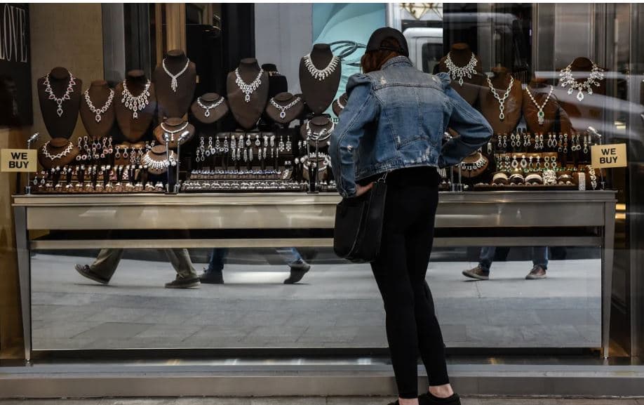  Ulen çmimet e diamanteve, njerëzit shpenzojnë më shumë për udhëtime dhe ushqime