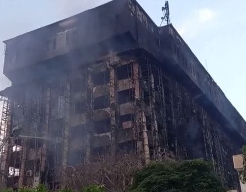 Zjarr në një ndërtesë shumëkatëshe në Egjipt, plagosen dhjetëra persona