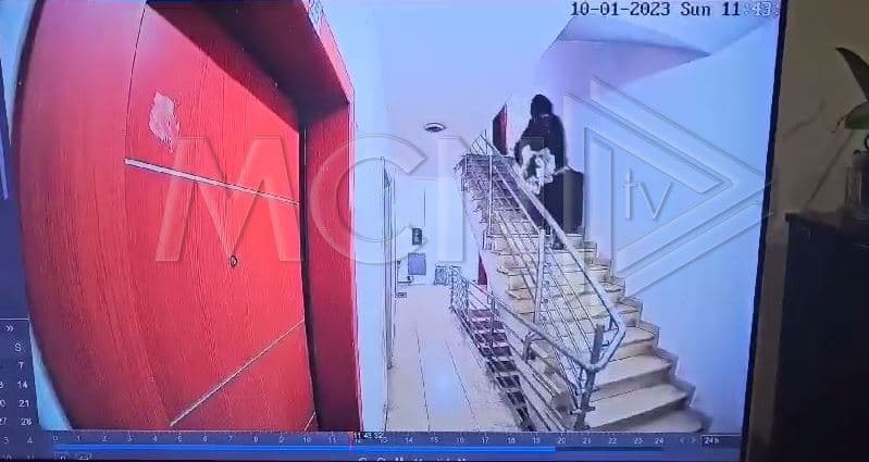 Vidhet apartamenti në Tiranë/ Hajduti i maskuar si korrieri i luleve grabit kasafortën dhe e transporton me valixhe (VIDEO)
