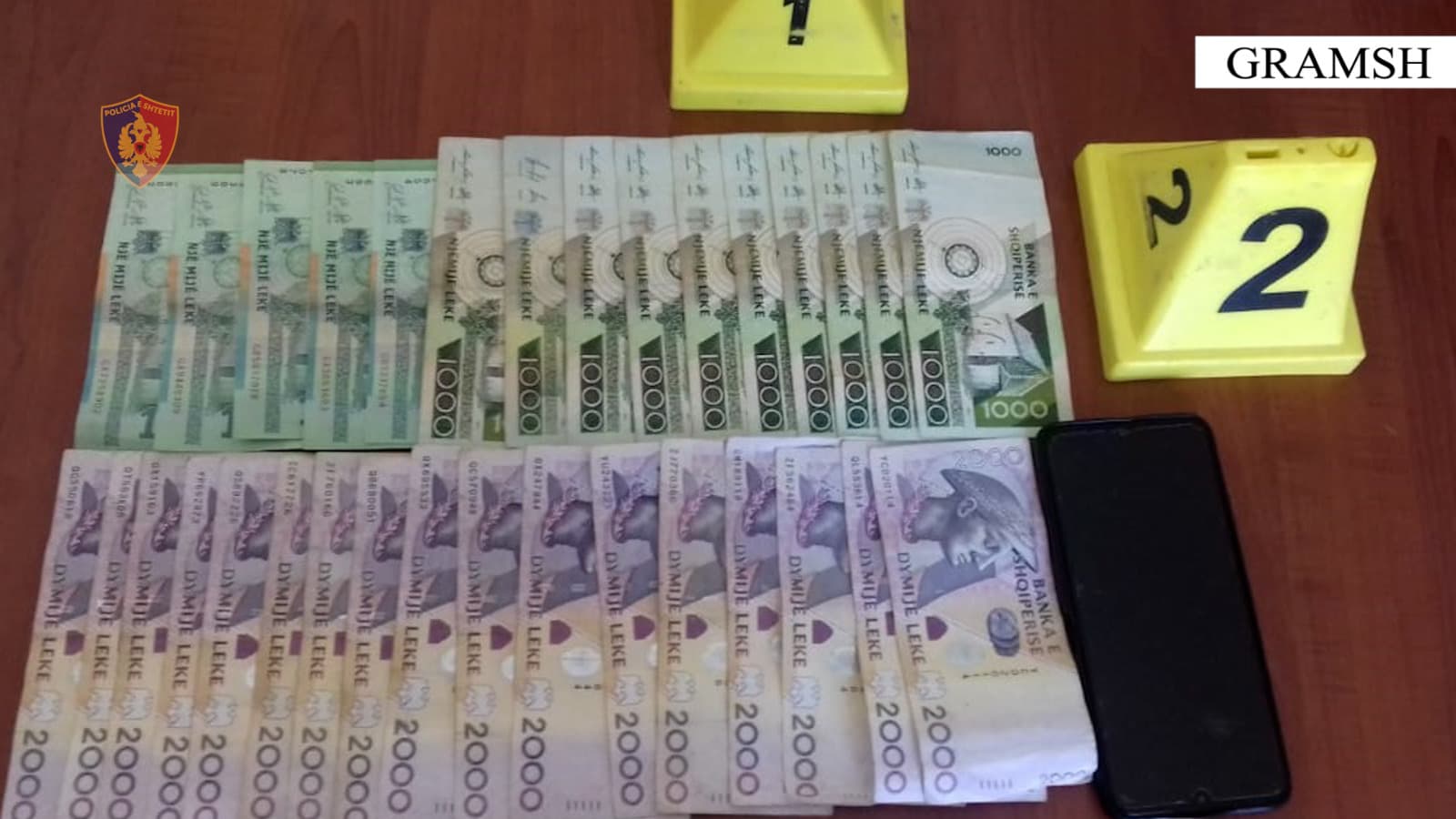 I mori me dhunë paratë një të moshuari, kapet i riu në Gramsh