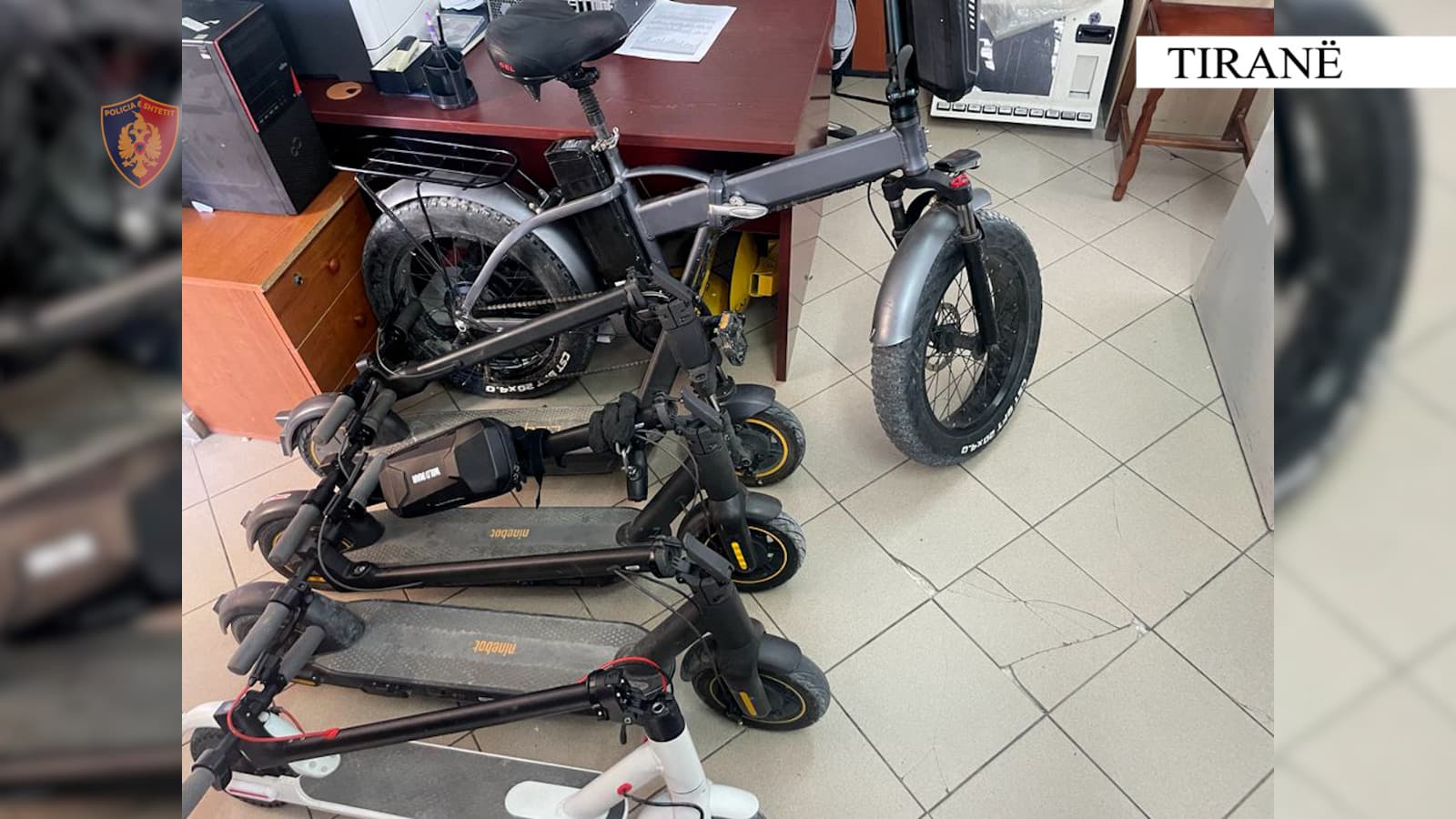 Vidhnin monopatina në Tiranë, kapen dy persona/ Iu gjendet kanabis