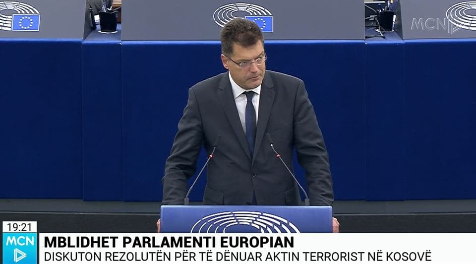 Parlamenti Europian diskuton rezolutën për të dënuar sulmin në veri të Kosovës/ Lenarçiq: Retorika e Beogradit, tejet shqetësuese
