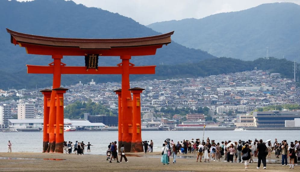 Japonia vendos taksë turistike për faltoren e famshme ‘lundruese’