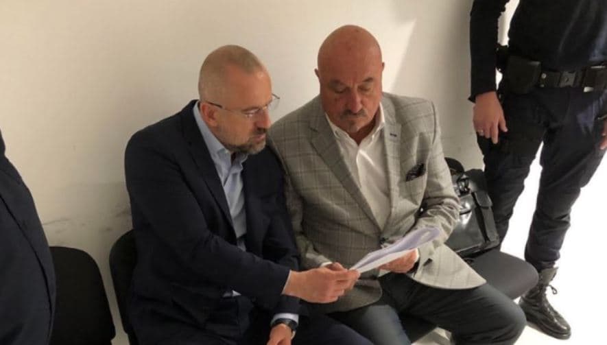 Serbia liron pas 48 orësh Milan Radoiçiçin, i ndalohet hyrja në Kosovë