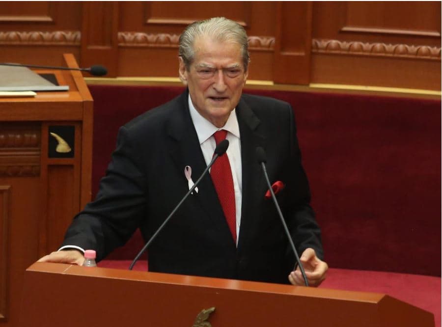 Berisha: Dënoj kërcënimet ndaj punonjësve të drejtësisë. Politikanët që përdorin telefona të kriptuar, të jenë objekt i dekriminalizimit