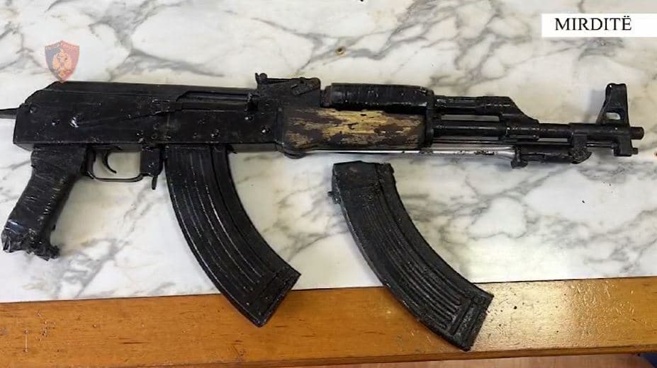 Nuk iu bind urdhrit të policisë për të ndaluar/ Arrestohet 20-vjeçari me kallashnikov në Rrëshen
