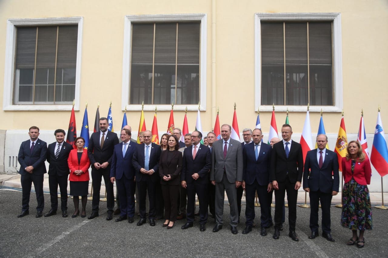 Ministeriali në Tiranë/ Ministri Daçiç bojkoton foton me homologët, shkak prania e ministres Gërvalla