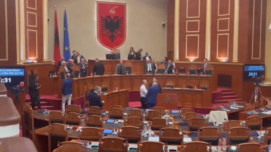 I bllokuan karrigen Nikollës, përjashtohen 10 ditë nga Parlamenti deputetët e opozitës