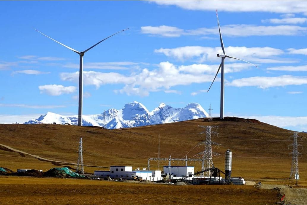 Kina hap një park eolik në Himalaje në një lartësi prej 5200 metër