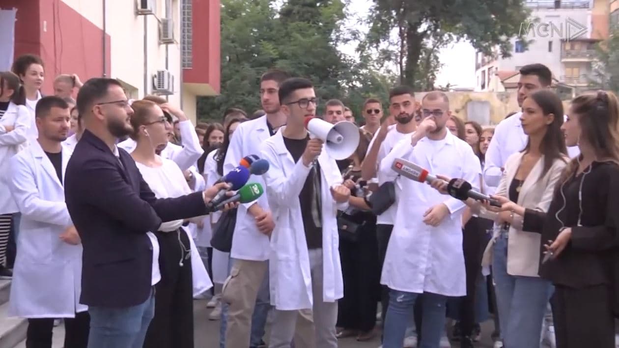 Auditorët e mjekësisë, bosh prej 1 jave. Studentët sërish në protestë, kërkojnë anulim të ligjit