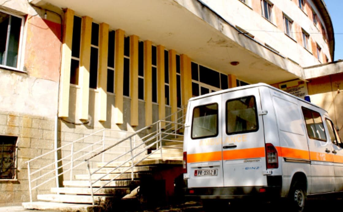 Shisnin medikamente me vulën e spitalit të Tepelenës në një farmaci private, nën hetim kryeinfermierja, farmacistja dhe shefja e Shërbimit