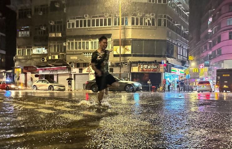 Tajfuni Koinu godet Hong Kong-un, mbyllen shkollat dhe shërbimi i transportit publik