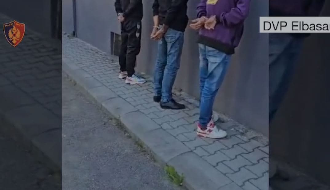 “Porosia” kap në Elbasan tre persona me 22 kg kanabis dhe armë