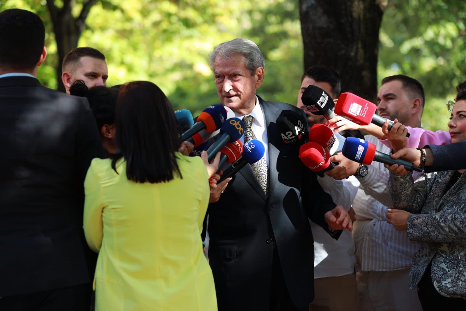 Berisha: Përjashtim absurd i deputetëve. Bardhi: Basha është vetë i përjashtuar